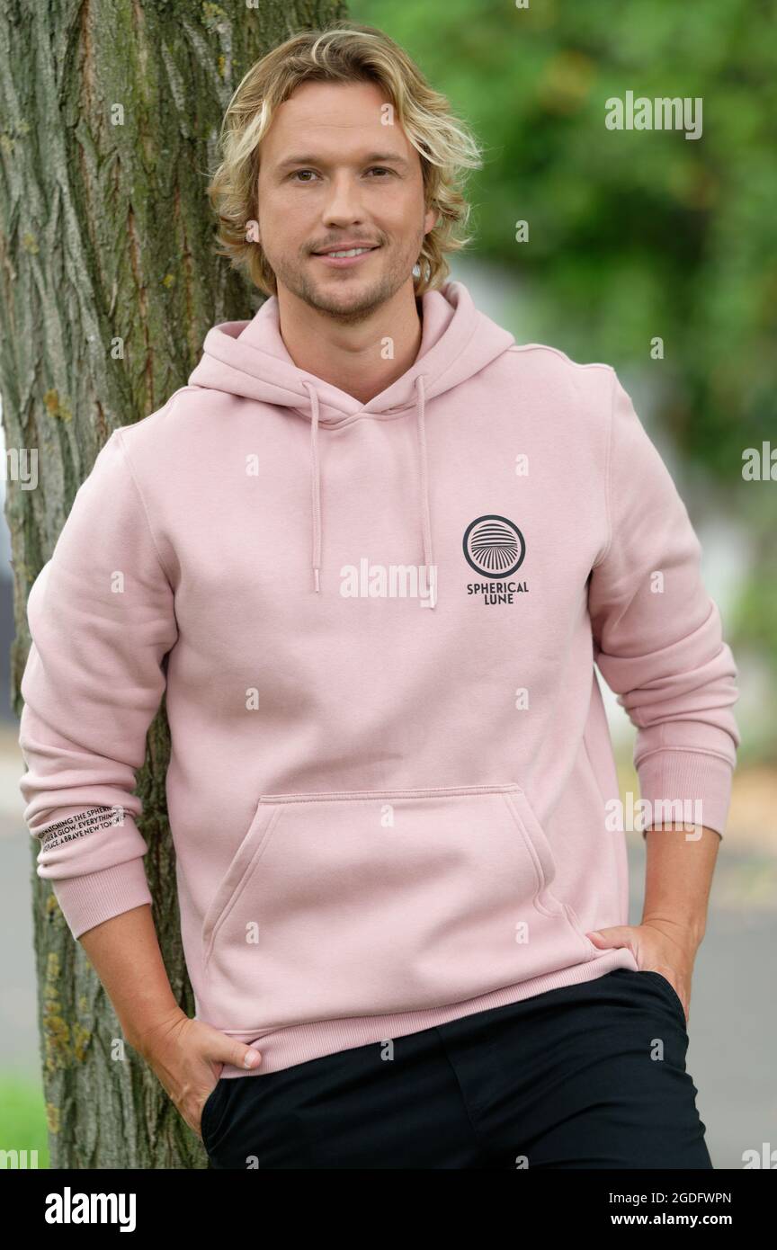 Köln, Deutschland. August 2021. Der Schauspieler Christopher Kohn ( Finn Albrecht in 'alles was zählt') steht während eines Fotoshootings vor dem MMC-Studio. Quelle: Henning Kaiser/dpa/Alamy Live News Stockfoto