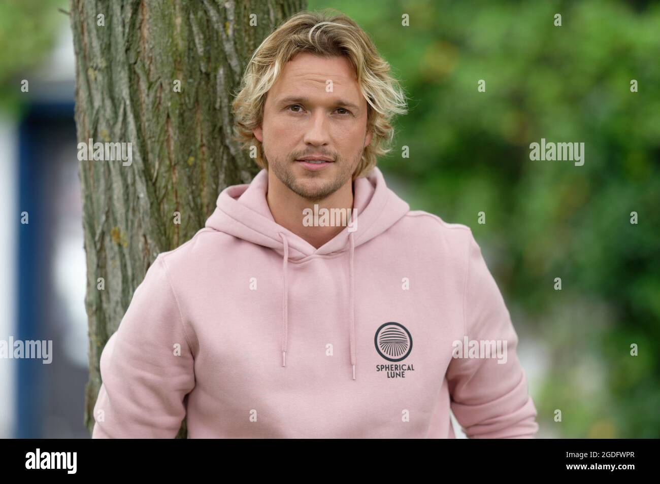 Köln, Deutschland. August 2021. Der Schauspieler Christopher Kohn ( Finn Albrecht in 'alles was zählt') steht während eines Fotoshootings vor dem MMC-Studio. Quelle: Henning Kaiser/dpa/Alamy Live News Stockfoto