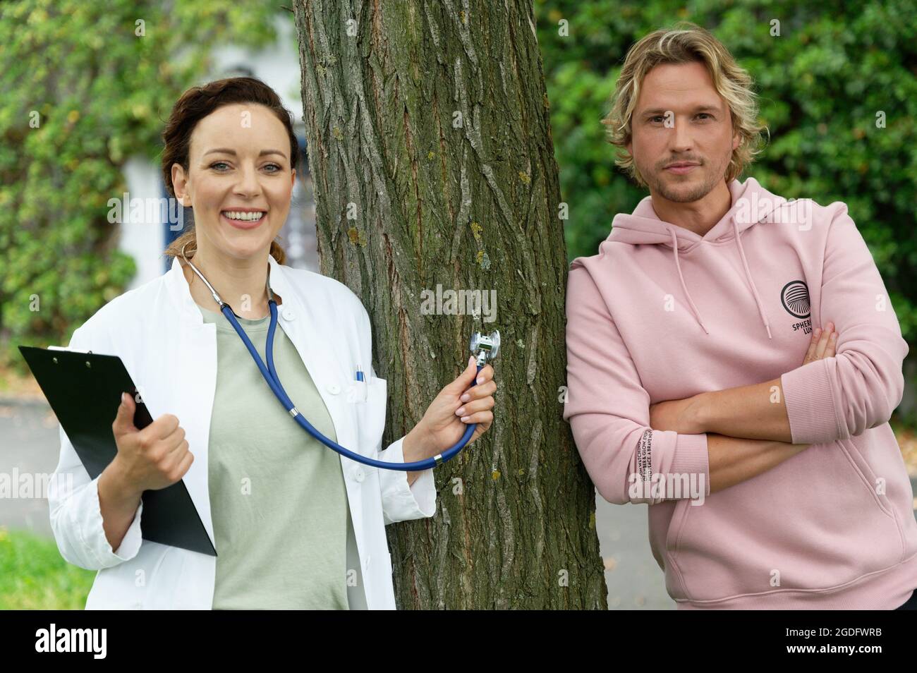 Köln, Deutschland. August 2021. Die Schauspieler Jasmin Wagner (l.) und Christopher Kohn stehen während einer Fotosession vor dem MMC-Studio. Die Sängerin ist ab Oktober 14 in der RTL-Serie 'alles was zählt' zu sehen. Quelle: Henning Kaiser/dpa/Alamy Live News Stockfoto