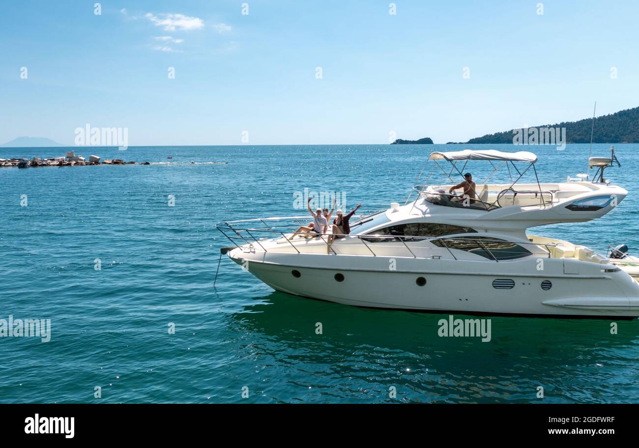 Luftaufnahme einer luxuriösen Motoryacht und glücklicher Familie, die das Meer segelt Stockfoto