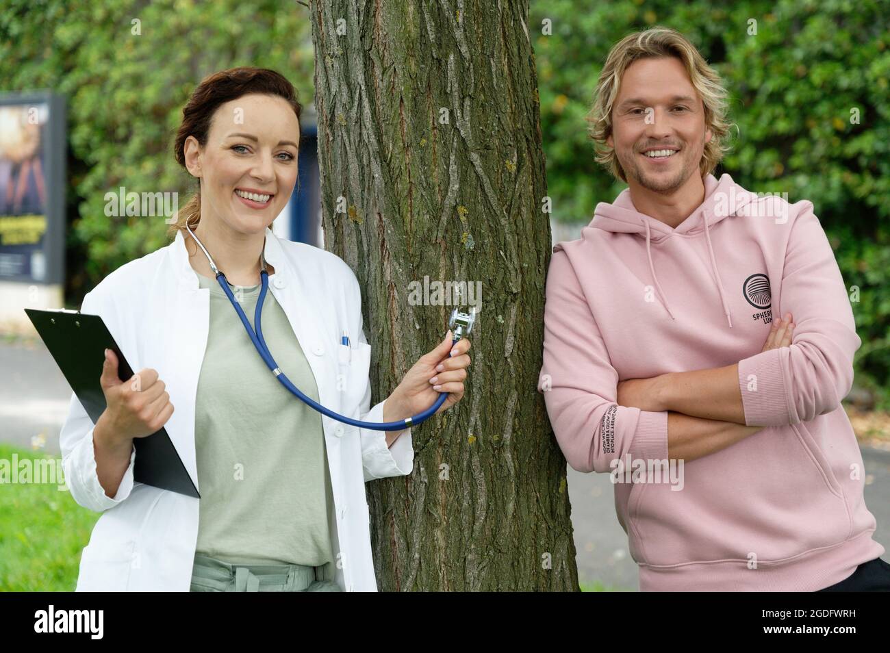 Köln, Deutschland. August 2021. Die Schauspieler Jasmin Wagner (l.) und Christopher Kohn (r.) stehen während einer Fotosession vor dem MMC-Studio. Die Sängerin ist ab Oktober 14 in der RTL-Serie 'alles was zählt' zu sehen. Quelle: Henning Kaiser/dpa/Alamy Live News Stockfoto