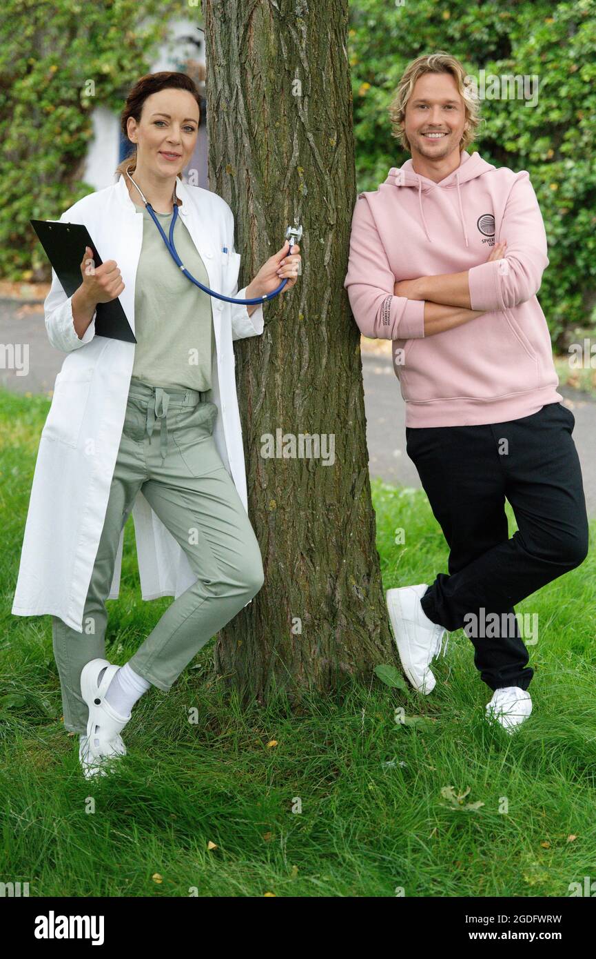 Köln, Deutschland. August 2021. Die Schauspieler Jasmin Wagner (l.) und Christopher Kohn stehen während einer Fotosession vor dem MMC-Studio. Die Sängerin ist ab Oktober 14 in der RTL-Serie 'alles was zählt' zu sehen. Quelle: Henning Kaiser/dpa/Alamy Live News Stockfoto