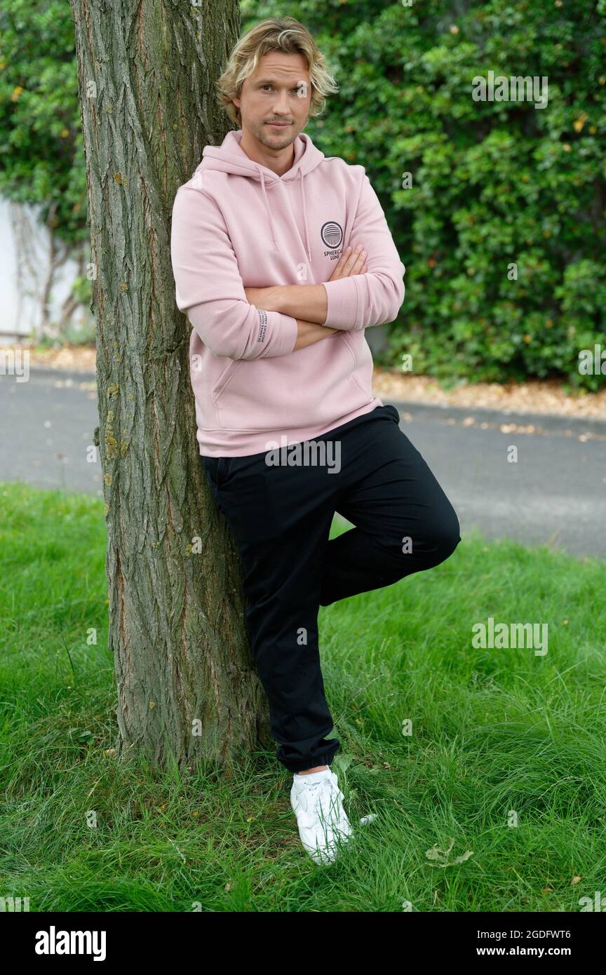 Köln, Deutschland. August 2021. Der Schauspieler Christopher Kohn ( Finn Albrecht in 'alles was zählt') steht während eines Fotoshootings vor dem MMC-Studio. Quelle: Henning Kaiser/dpa/Alamy Live News Stockfoto
