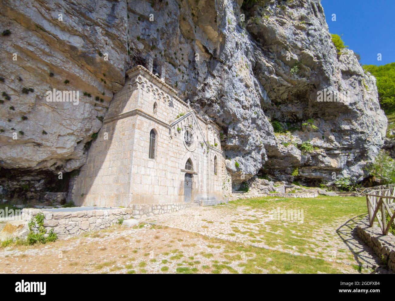 Cima del Redentore (Latina, Italien) - der panoramische Gipfel mit religiöser Statue in den Bergen von Aurunci, über der Stadt Formia und dem Tirreno-Meer, Petrella-Berg Stockfoto