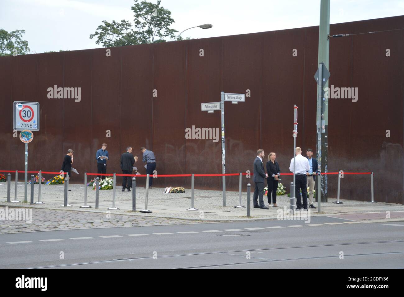 60. Jahrestag des Mauerbaus in Berlin. Am 13. August 1961 begann der Bau der Berliner Mauer. Strenge Polizeikontrollen in der Bernauer Straße in der Nähe der Gedenkstätte Berliner Mauer vor der offiziellen Gedenkveranstaltung - Berlin, Deutschland - 13. August 2021. Stockfoto