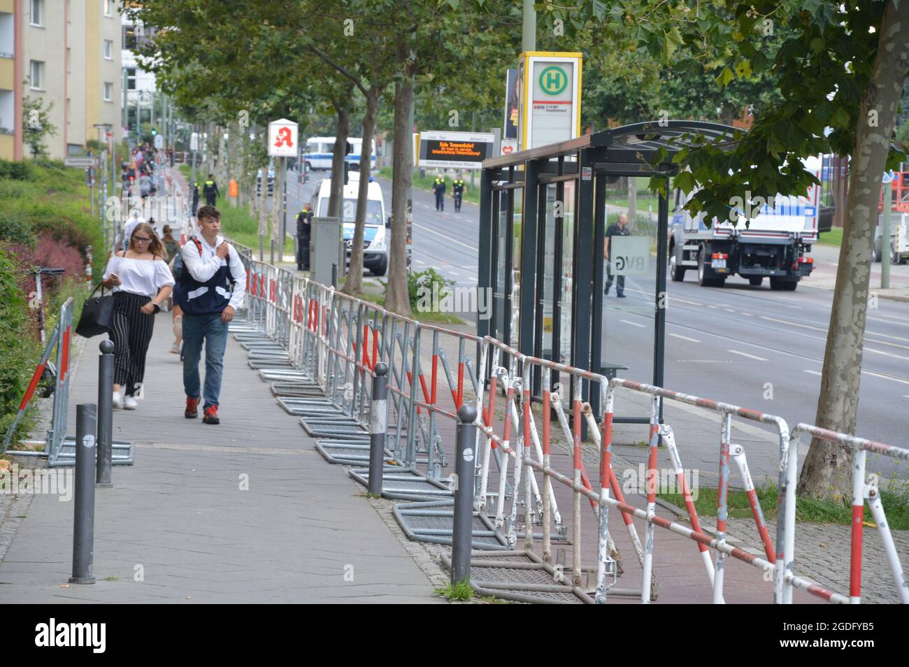 60. Jahrestag des Mauerbaus in Berlin. Am 13. August 1961 begann der Bau der Berliner Mauer. Strenge Polizeikontrollen in der Bernauer Straße in der Nähe der Gedenkstätte Berliner Mauer vor der offiziellen Gedenkveranstaltung - Berlin, Deutschland - 13. August 2021. Stockfoto