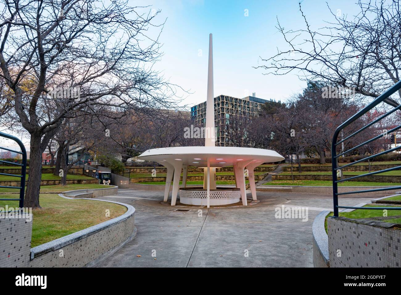 Der 1962 erbaute und 2013 restaurierte Railway Roundabout Fountain im Zentrum von Hobart, Tasmanien, Australien, gilt als Beispiel für die Googie-Architektur. Stockfoto