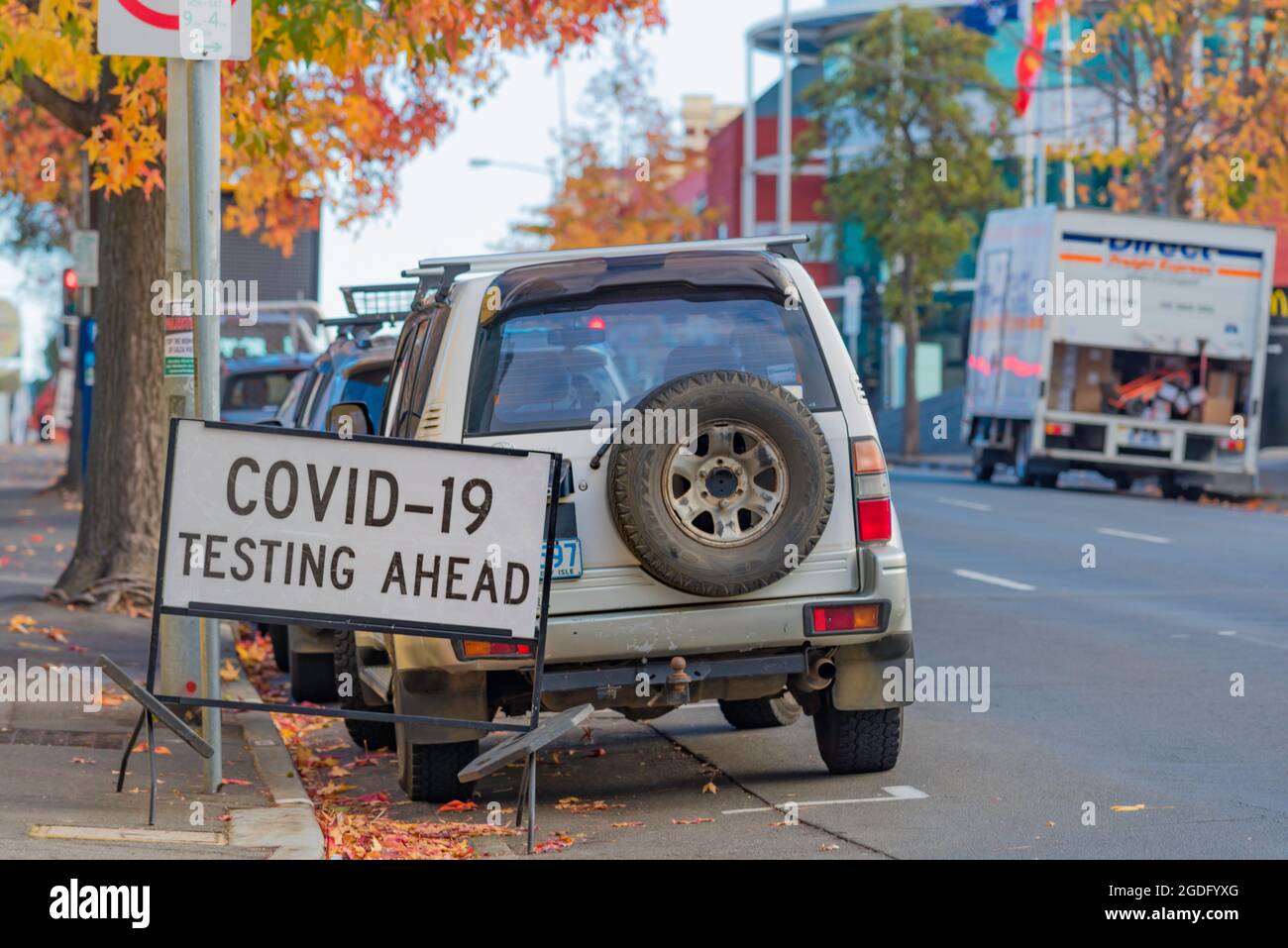 Mai 2021 Hobart, Australien: Ein Covid-19-Testing-Ahead-Schild auf einer Straße im Zentrum von Hobart, Tasmanien, Australien. Tasmanien hatte nur 235 Covid-19-Fälle Stockfoto