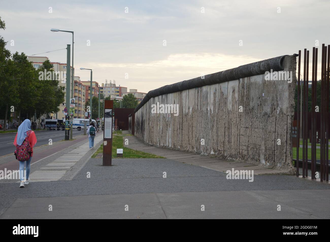 60. Jahrestag des Mauerbaus in Berlin. Am 13. August 1961 begann der Bau der Berliner Mauer. Strenge Polizeikontrollen in der Bernauer Straße in der Nähe der Gedenkstätte Berliner Mauer vor der offiziellen Gedenkveranstaltung - Berlin, Deutschland - 13. August 2021. Stockfoto