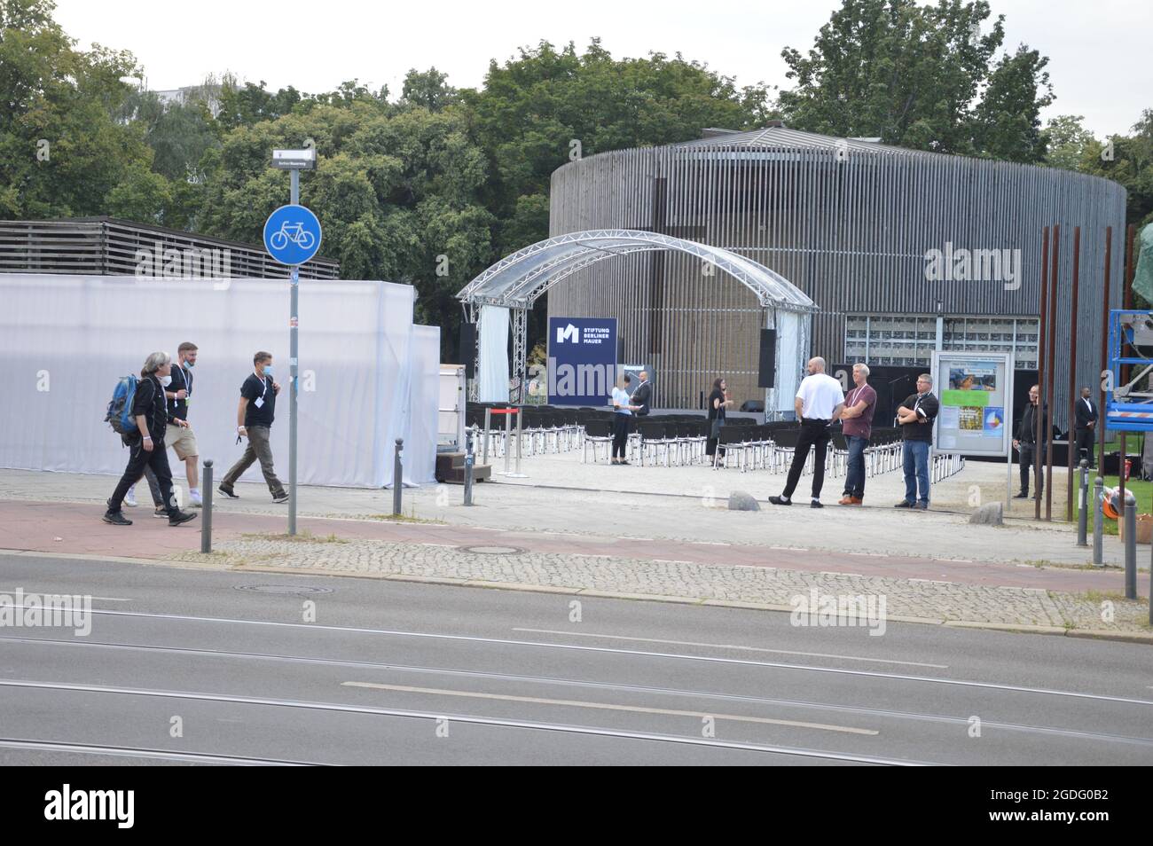 60. Jahrestag des Mauerbaus in Berlin. Am 13. August 1961 begann der Bau der Berliner Mauer. Strenge Polizeikontrollen in der Bernauer Straße in der Nähe der Gedenkstätte Berliner Mauer vor der offiziellen Gedenkveranstaltung - Berlin, Deutschland - 13. August 2021. Stockfoto