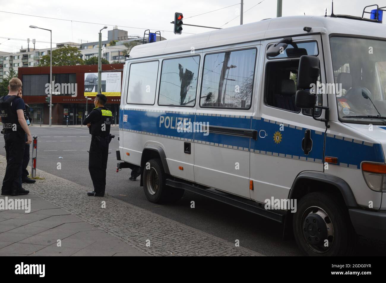 60. Jahrestag des Mauerbaus in Berlin. Am 13. August 1961 begann der Bau der Berliner Mauer. Strenge Polizeikontrollen in der Bernauer Straße in der Nähe der Gedenkstätte Berliner Mauer vor der offiziellen Gedenkveranstaltung - Berlin, Deutschland - 13. August 2021. Stockfoto