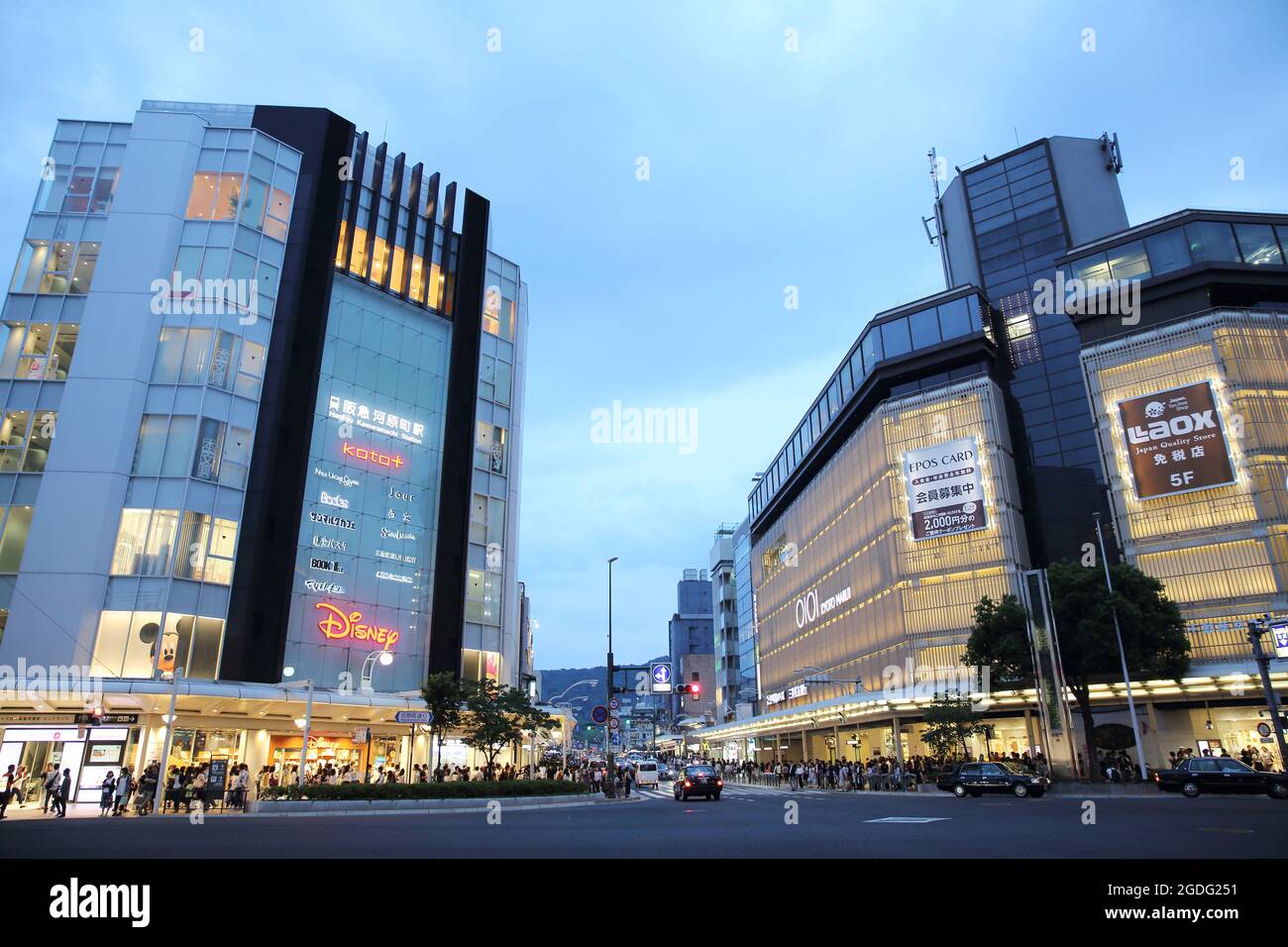 KYOTO, JAPAN - 4. Juni 2016: Menschen gehen in der Innenstadt von Kyoto, Japan. Stockfoto