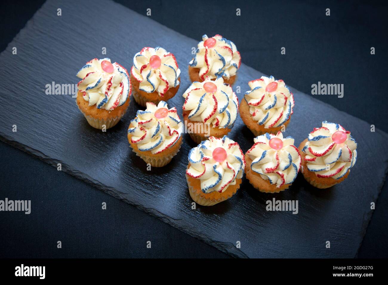 Kleine und festliche Feier Cupcakes in englischen Farben von Konditorin Joanne Todd Stockfoto