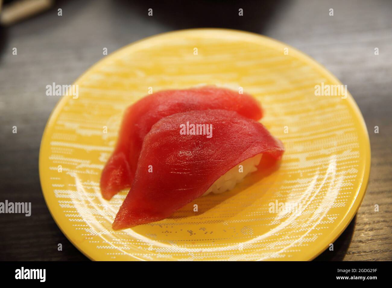 Thunfisch-Sushi im japanischen Sushi-Restaurant Stockfoto