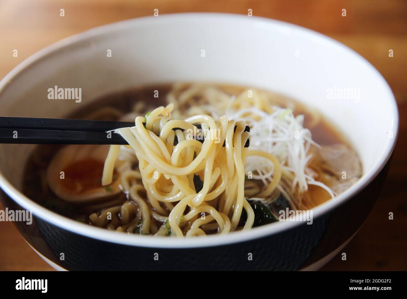 Ramen Nudel japanisches Essen auf Holz Hintergrund Stockfoto