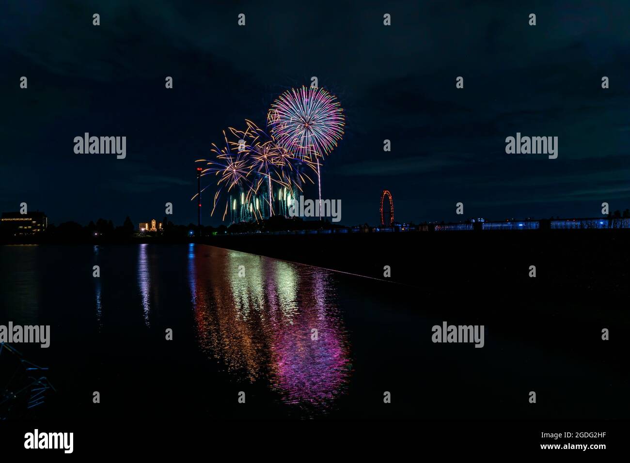 Schönes Feuerwerk-Fest In Japan | Sommersaison Nachtfestival | In Der Nähe Des Sees | Keine Leute | Feuerwerk Mit Bunten Schatten Stockfoto