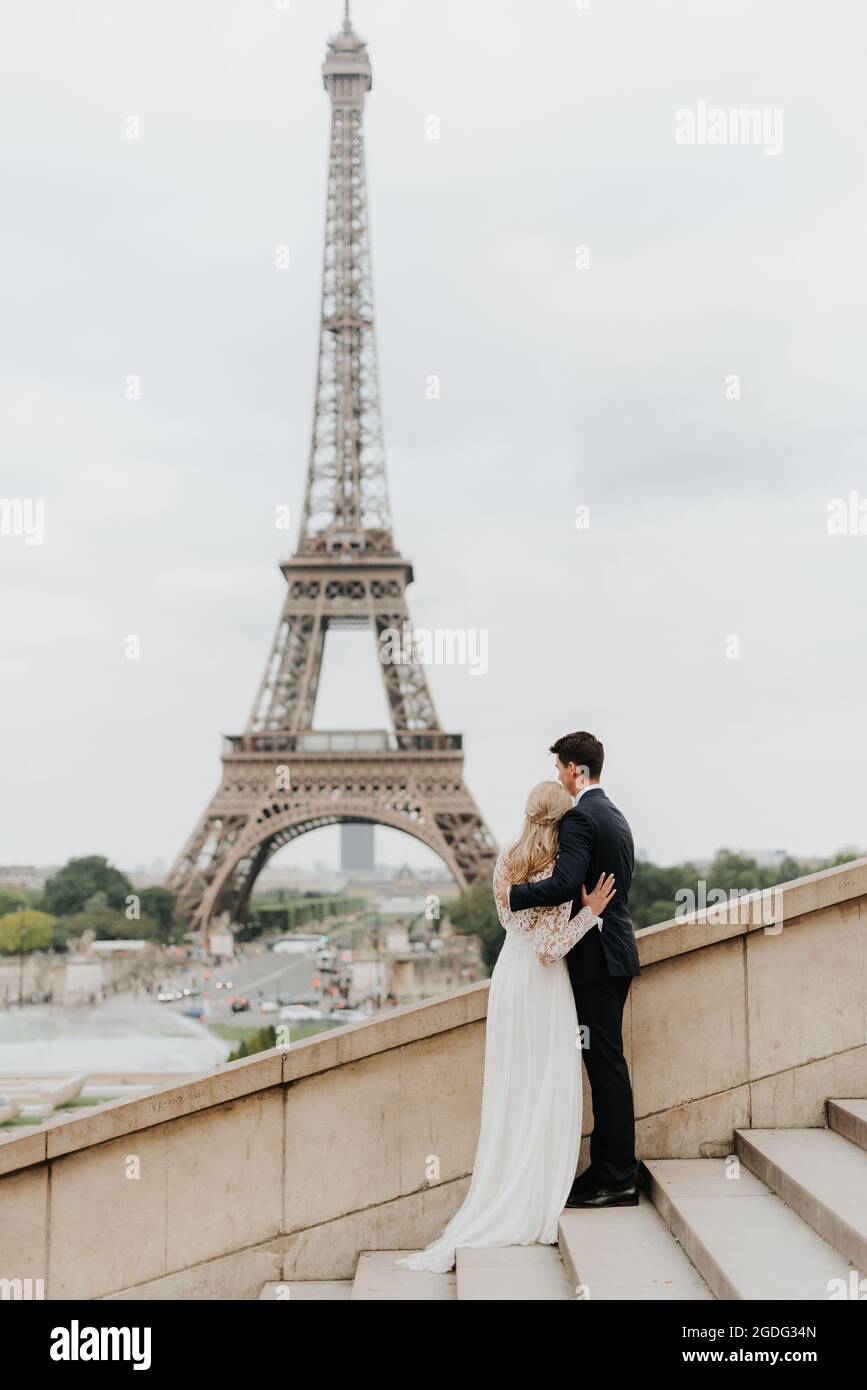 Braut und Bräutigam, Eiffel Turm im Hintergrund, Paris, Frankreich Stockfoto