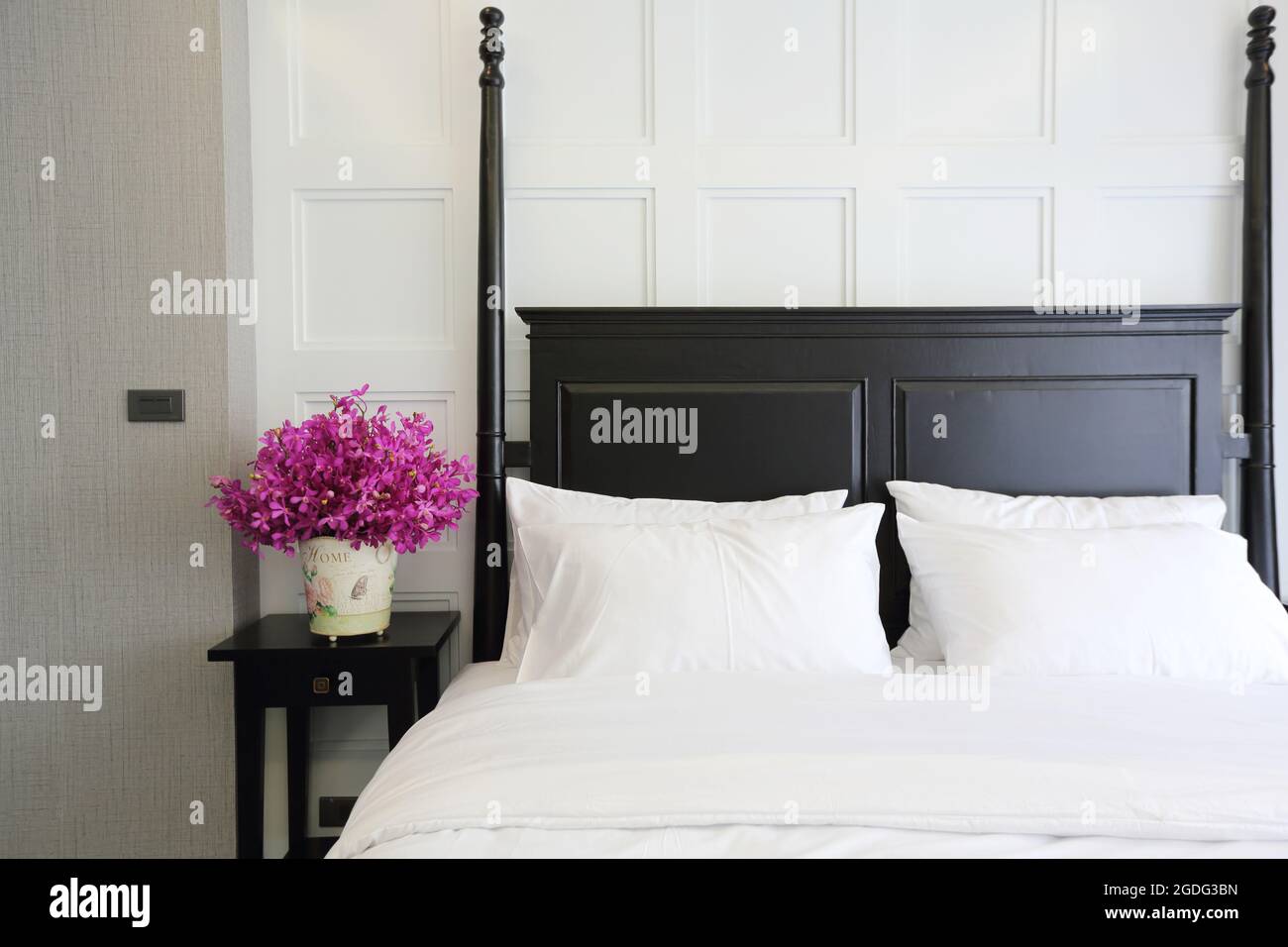 Einrichtung eines luxuriösen Hotelzimmers mit Doppelbett Stockfoto