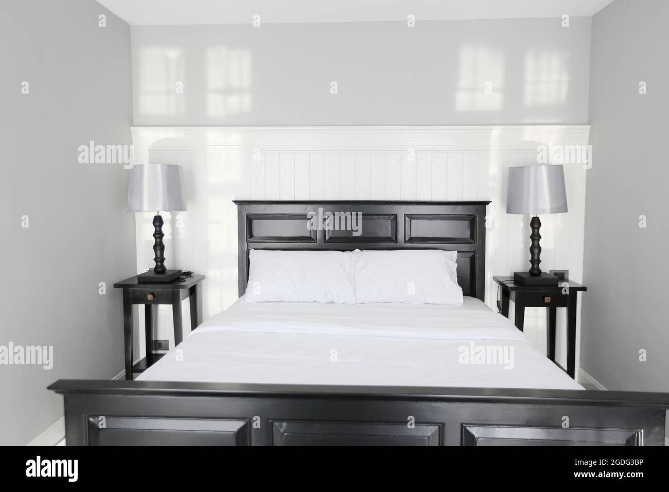 Einrichtung eines luxuriösen Hotelzimmers mit Doppelbett Stockfoto