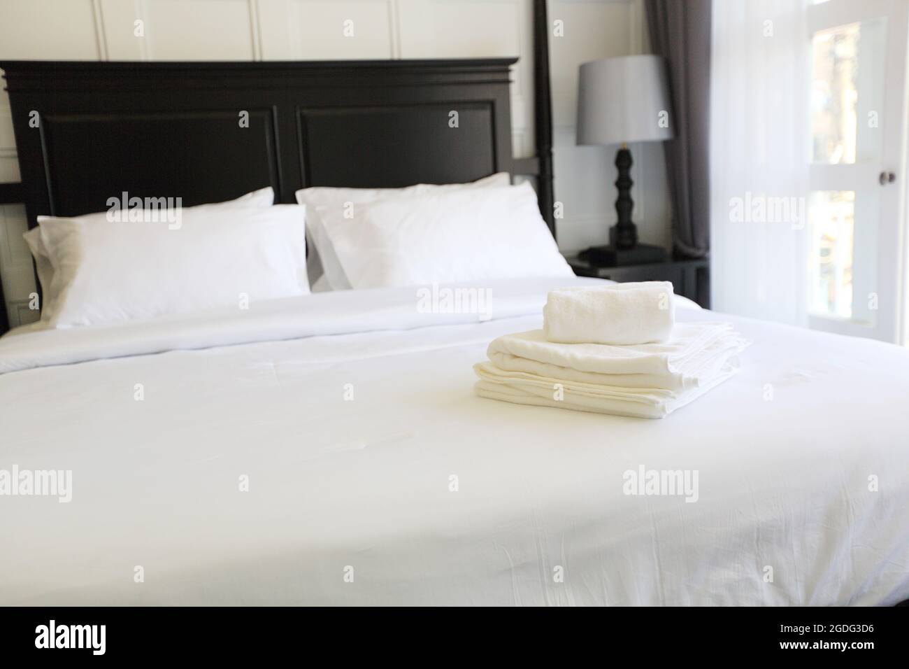 Einrichtung eines luxuriösen Hotelzimmers mit Doppelbett Stockfoto