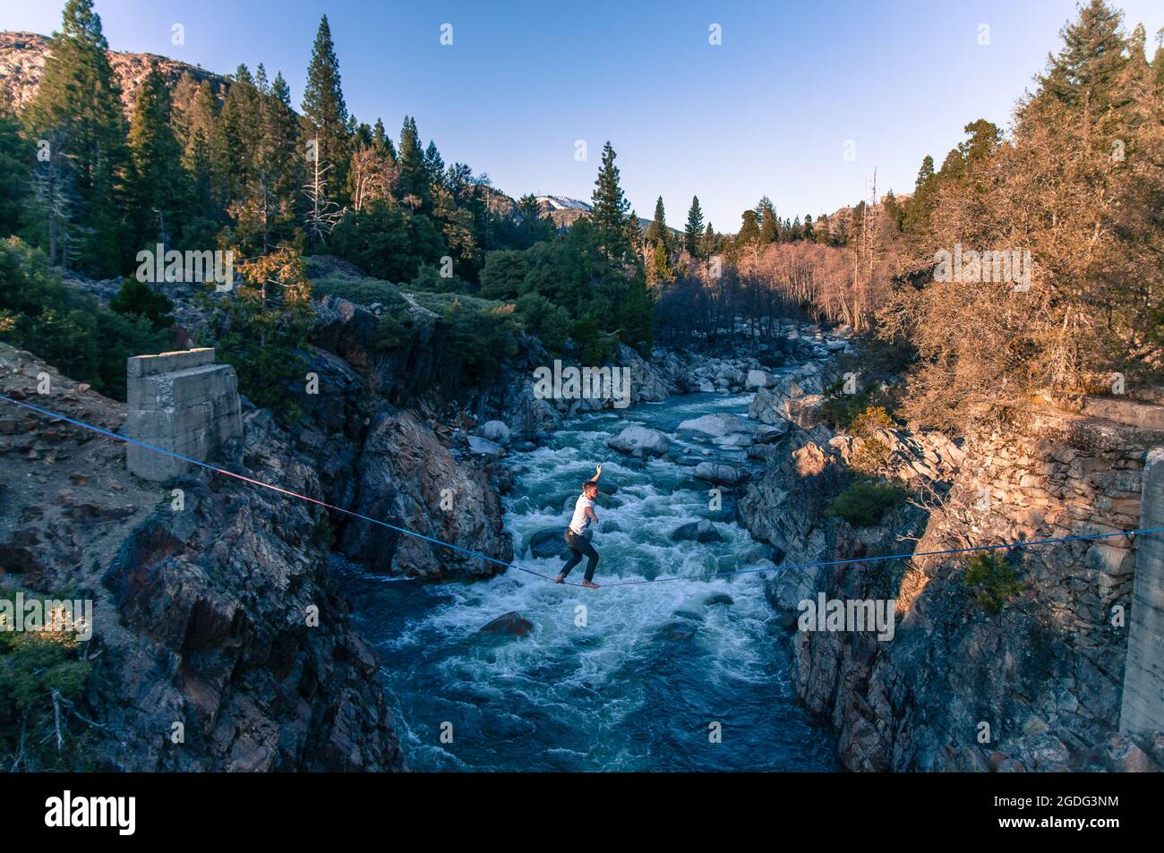 Mann highlinen über Fluss, Truckee, Kalifornien, USA Stockfoto