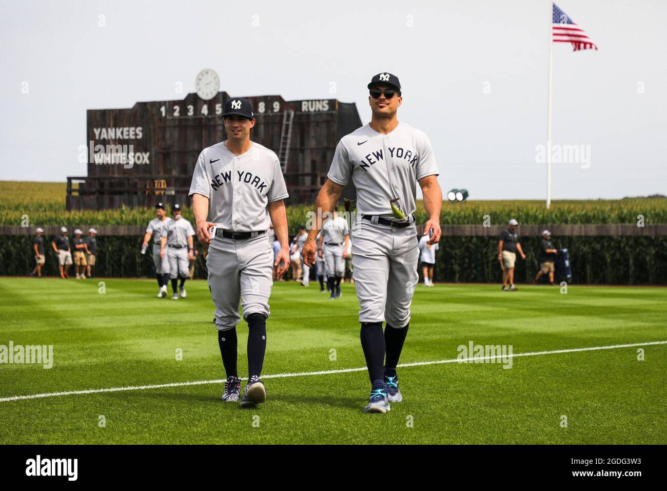 USA. August 2021. Yankees unterbieten Tyler Wade (14), links und designierter Hitter Giancarlo Stanton (27), der eine Maiskolben auf der Hüfte hat, vor dem Spiel „Field of Dreams“ in Dyersville, Iowa, am 12. August 2021. (Foto: Jose M. Osorio/Chicago Tribune/TNS/Sipa USA) Quelle: SIPA USA/Alamy Live News Stockfoto