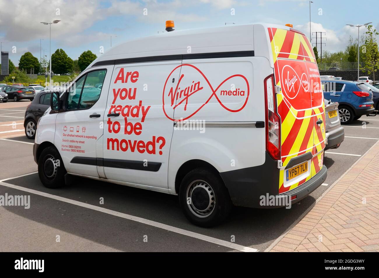 Werbegrafiken auf der Seite des geparkten Virgin Media van, einem britischen Telekommunikationsunternehmen, das Telefonfernsehen mit Internetdiensten in Großbritannien anbietet Stockfoto