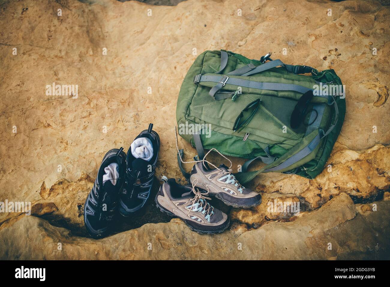 Wanderschuhe und Rucksack Stockfoto