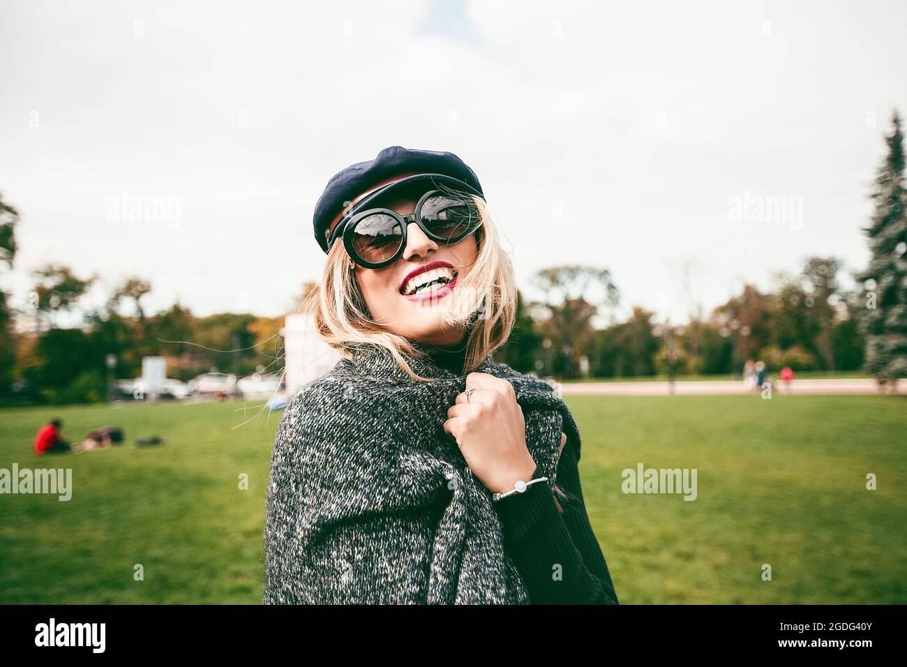 Blonde Frau mit Sonnenbrille im Park, Porträt Stockfoto