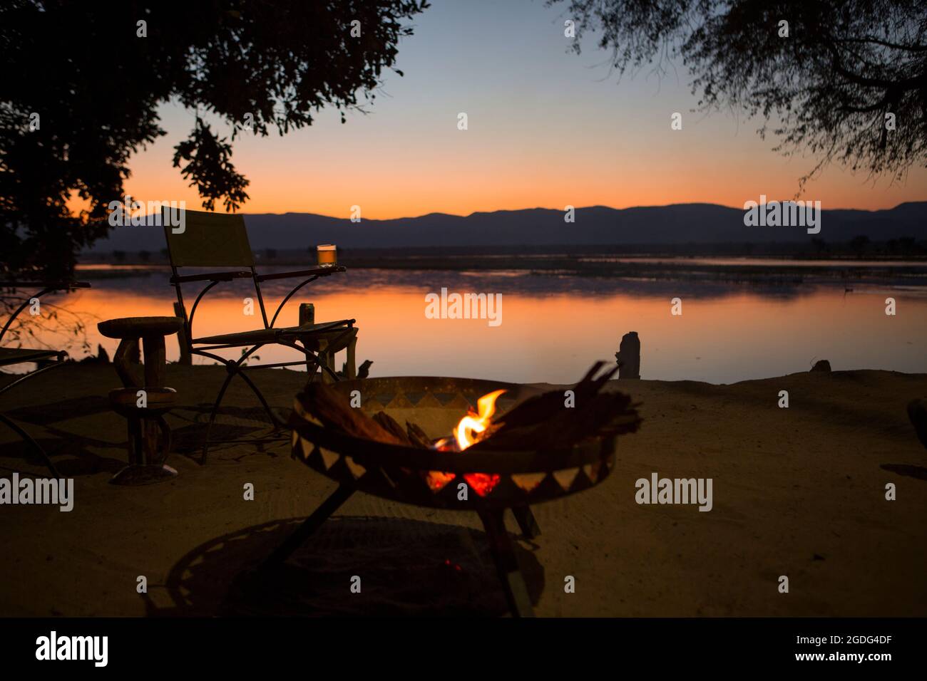 Brand durch Sambesi bei Sonnenuntergang, Mana Pools, Simbabwe Stockfoto