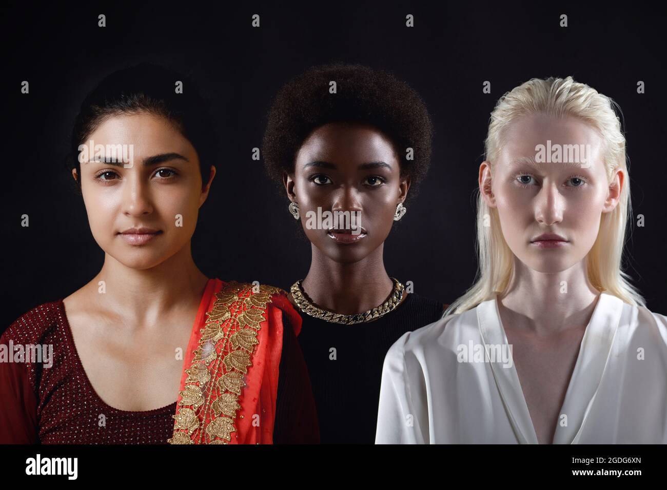 Kaukasische Frau, afroamerikanische Frau und indische Frauen Porträt auf schwarzem Hintergrund. Mehrere verschiedene Rassen weibliche Menschen Freundschaftskonzept. Stockfoto