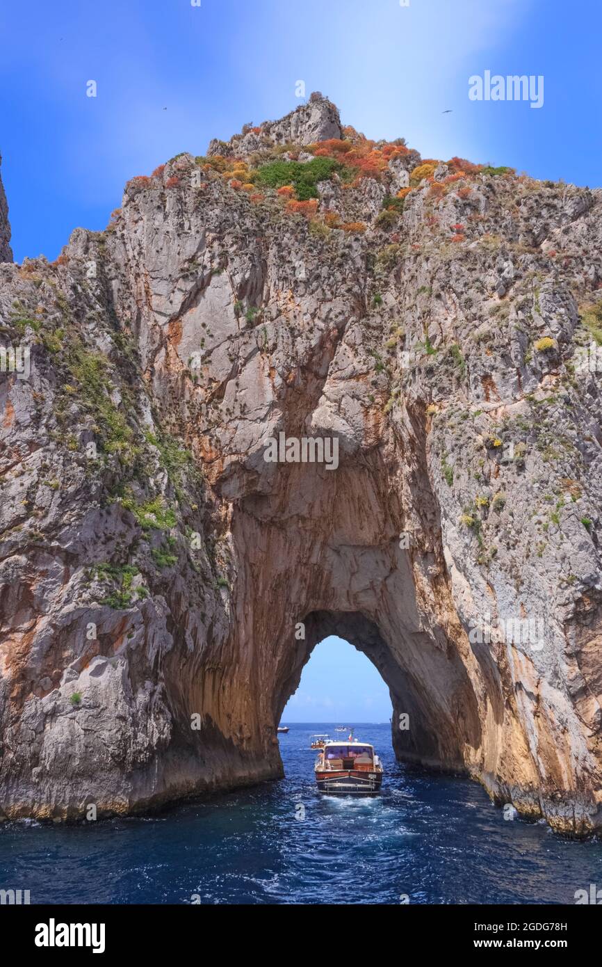 Die Faraglioni Felsen an der Küste der Insel Capri, Italien. Capri-Stapel, das Symbol der Insel: Blick auf Stella, den mittleren Stapel. Stockfoto