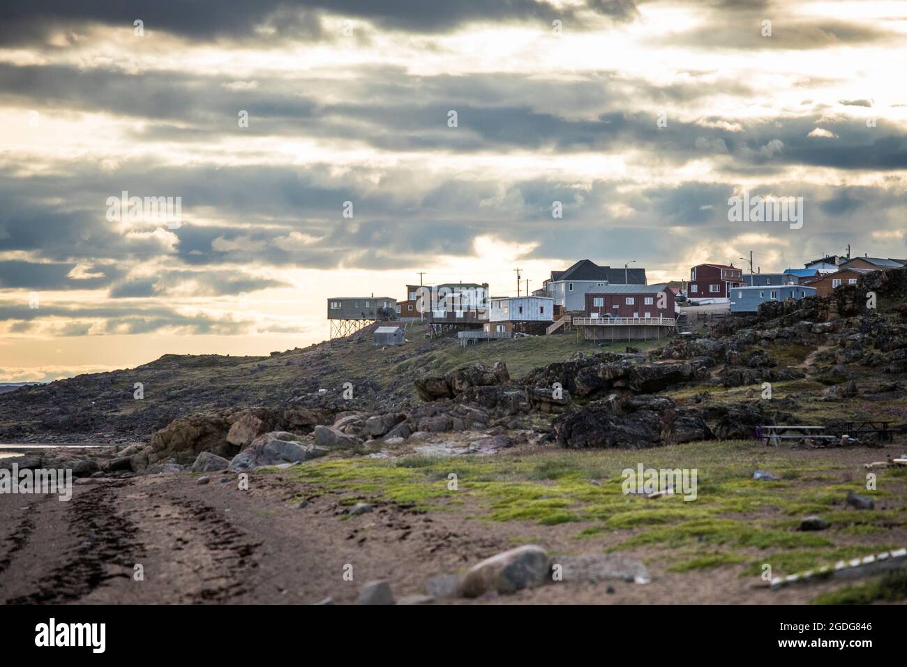 Einzigartige Häuser auf einer Klippe mit Blick auf den Ozean in Iqaluit, Kanada. Stockfoto