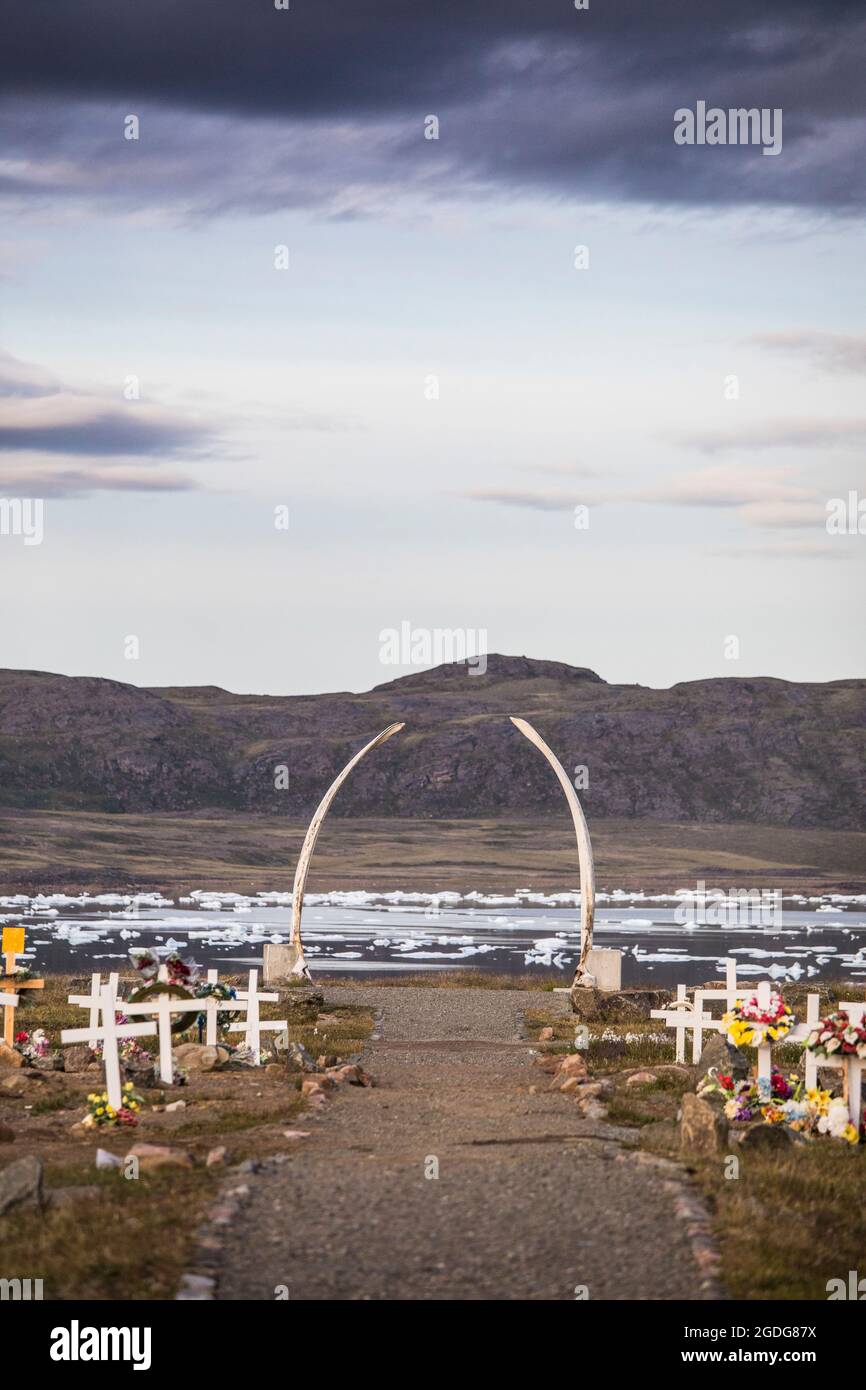 Angestammter Friedhof mit Walknochen, Kreuzen, Iqaluit, Baffin Island. Stockfoto