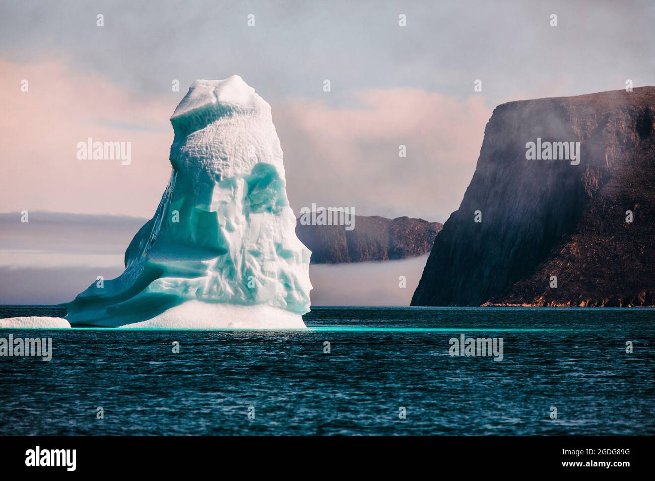 Eisberg schwimmt im Arktischen Ozean, Baffin Island, Kanada. Stockfoto