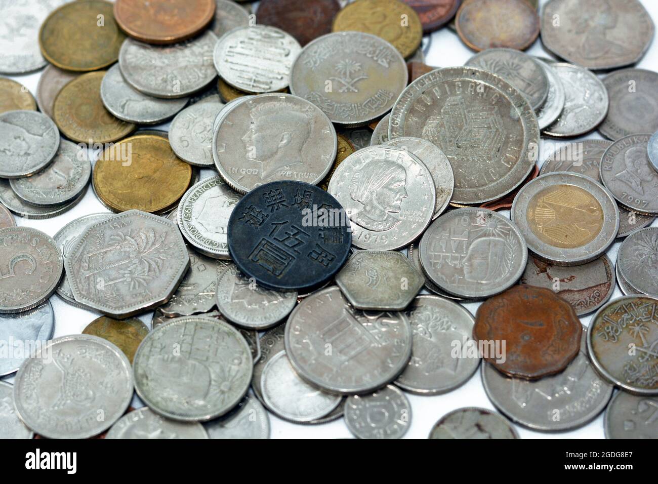 Hintergrund verschiedener Münzen aus vielen Ländern und verschiedene Werte isoliert auf weißem Hintergrund, Vintage Retro, alte Münzen Hintergrund Stockfoto