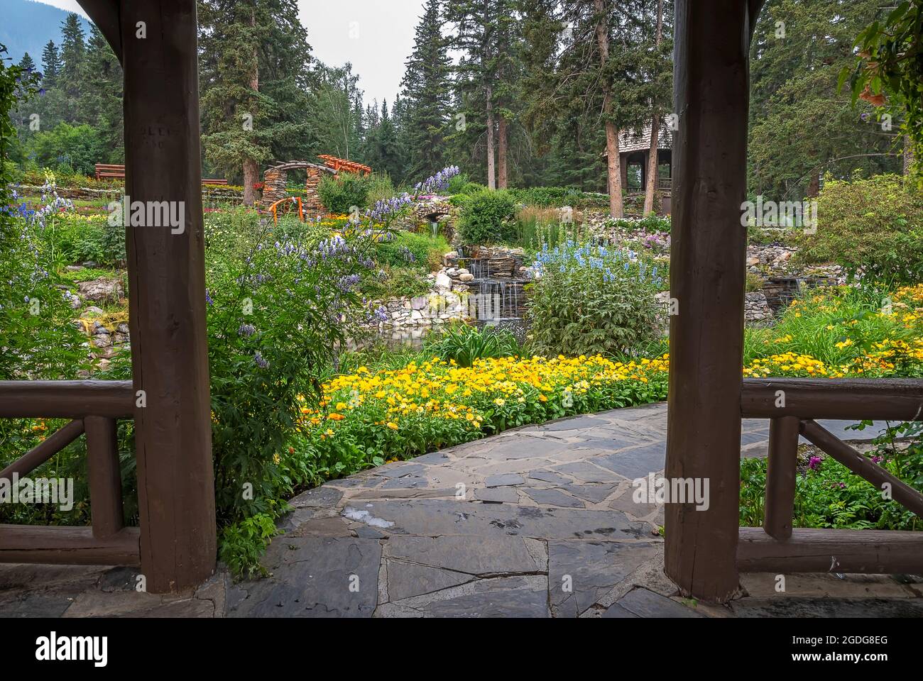 Blick von einem Pavillon auf Banff’s Cascade Gardens Stockfoto
