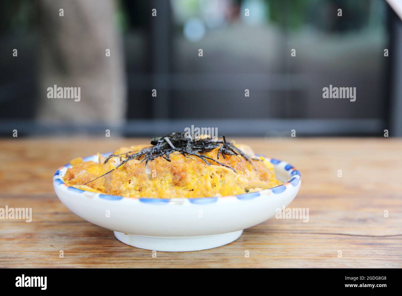 Katsudon frittiertes Schweinekotelett mit Ei auf Reis Stockfoto