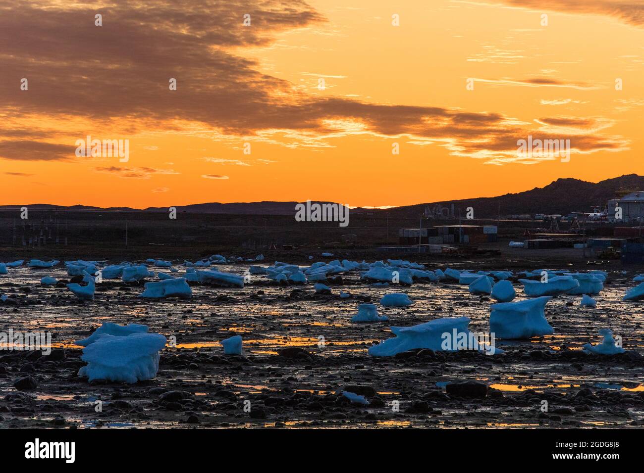 Sonnenuntergang über schmelzenden Eisbrocken, Iqaluit, Kanada. Stockfoto