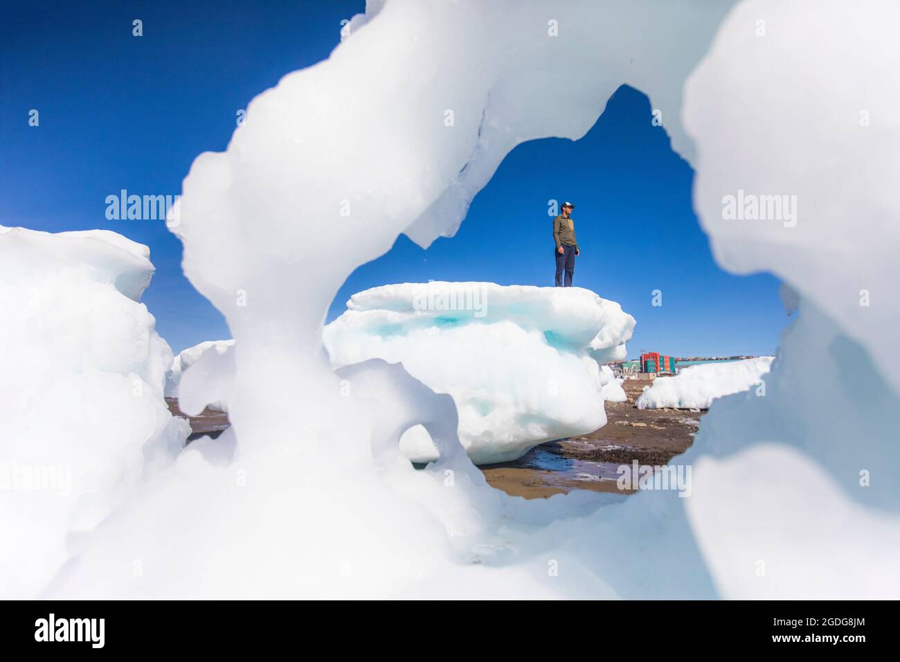 Mann, der auf einem Meereseisbrocken steht, Iqaluit, Kanada. Stockfoto