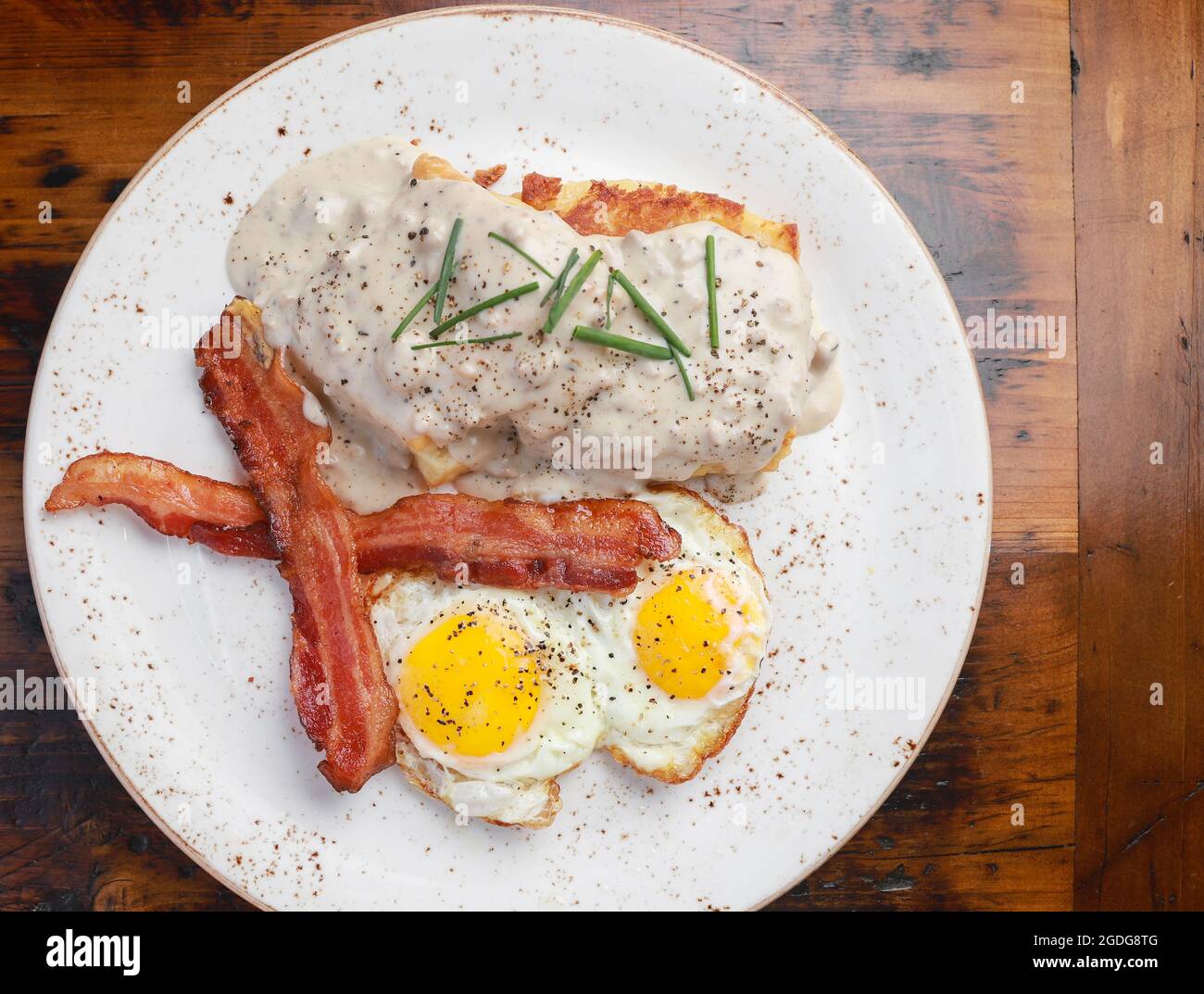 Frühstücksteller mit Eiern und Speck Stockfoto