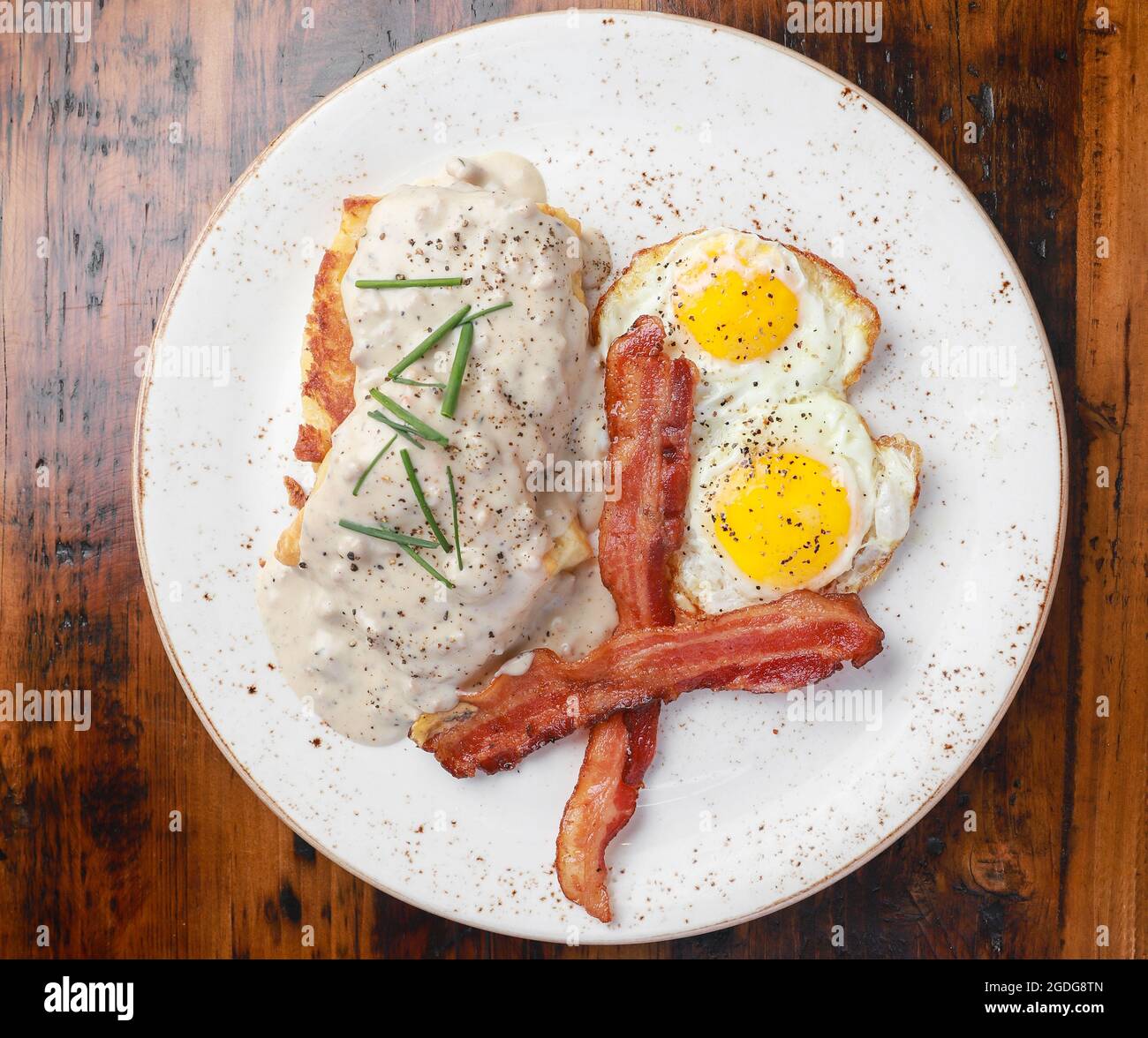 Frühstück mit Speck, Eiern, Keksen und Soße Stockfoto
