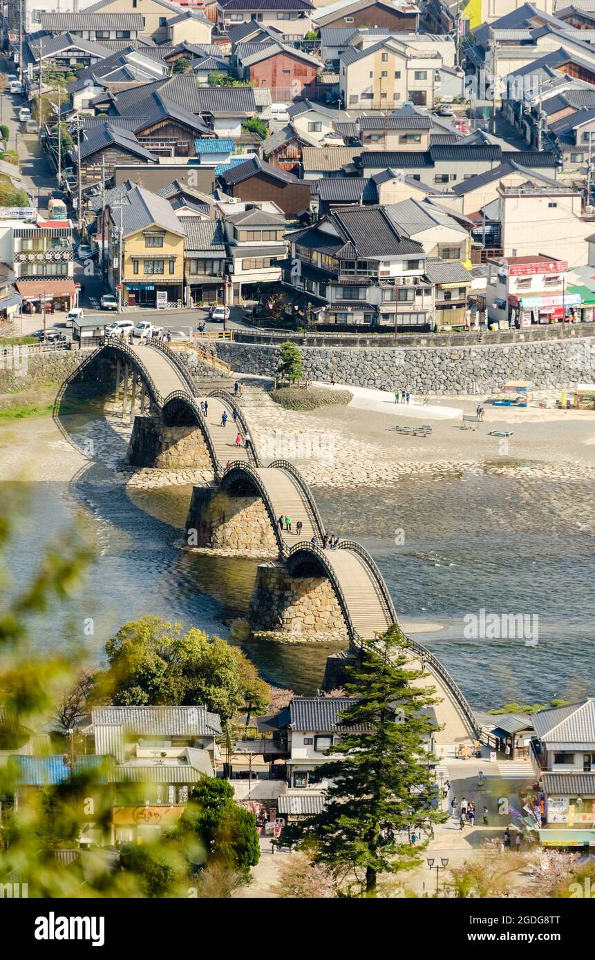 Kintai-Brücke, eine der ältesten in Japan, vom Schloss Iwakuni aus gesehen Stockfoto