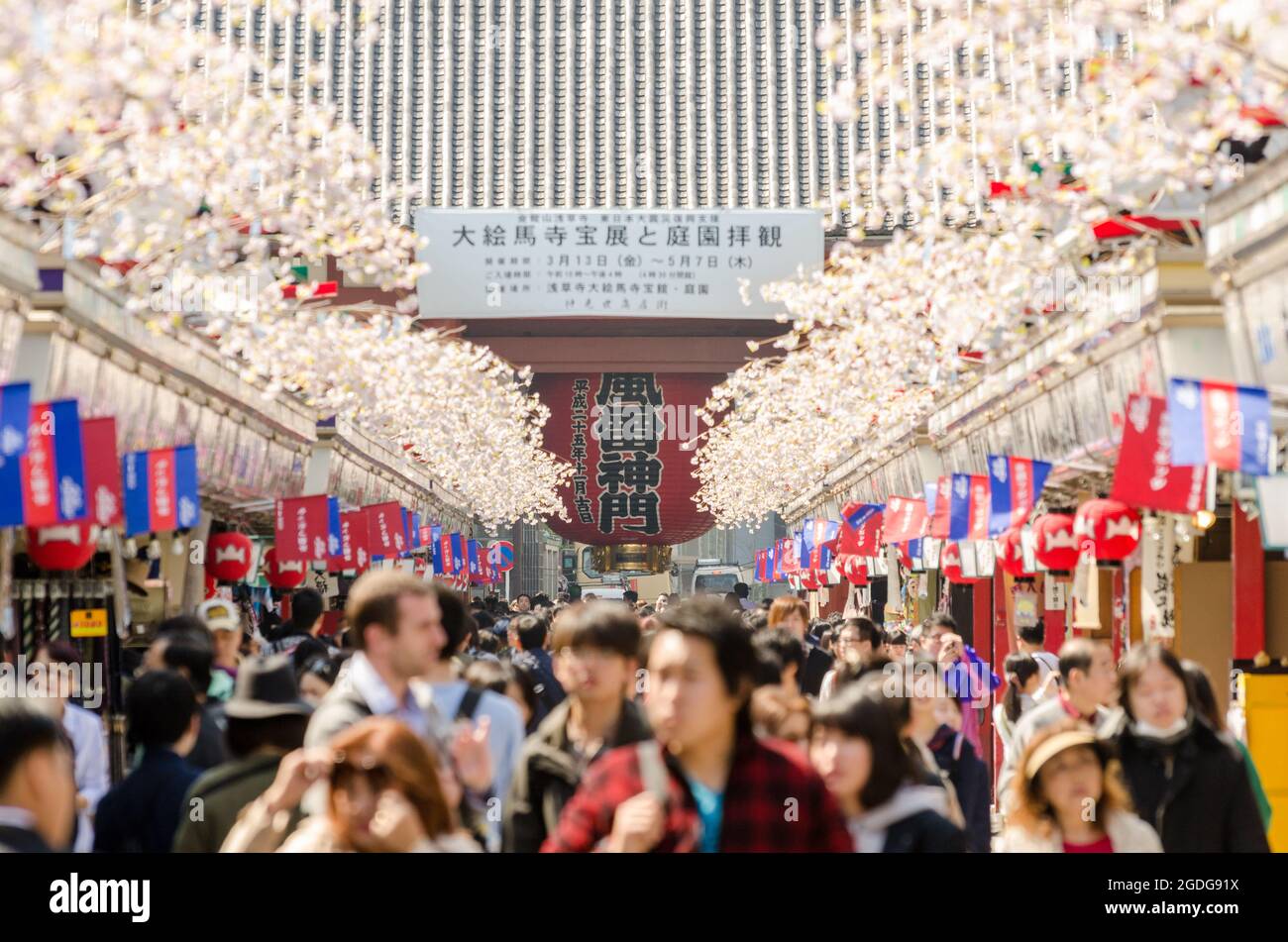 Senso-ji Tempel Haupteingang voller Touristen und Pilger, Tokio, JP Stockfoto