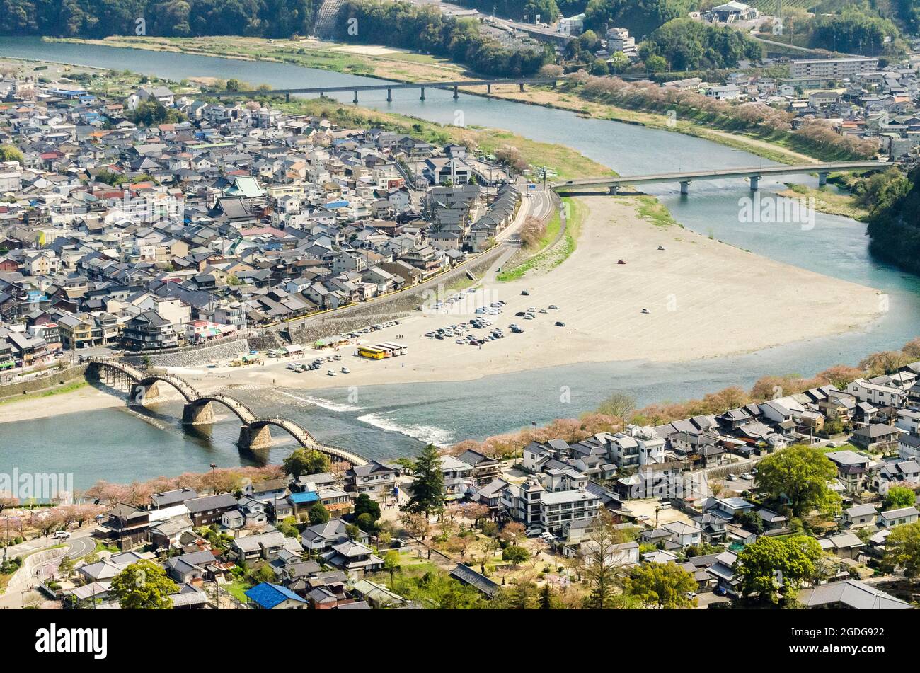 Kintai-Brücke und der Nishiki-Fluss vom Schloss Iwakuni aus gesehen Stockfoto