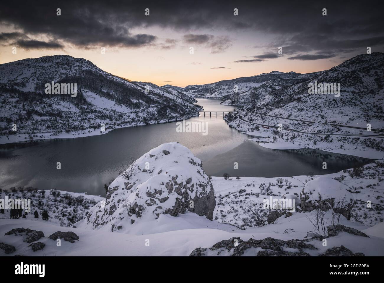 Barrios de Luna Stausee schneite bei Sonnenaufgang Stockfoto