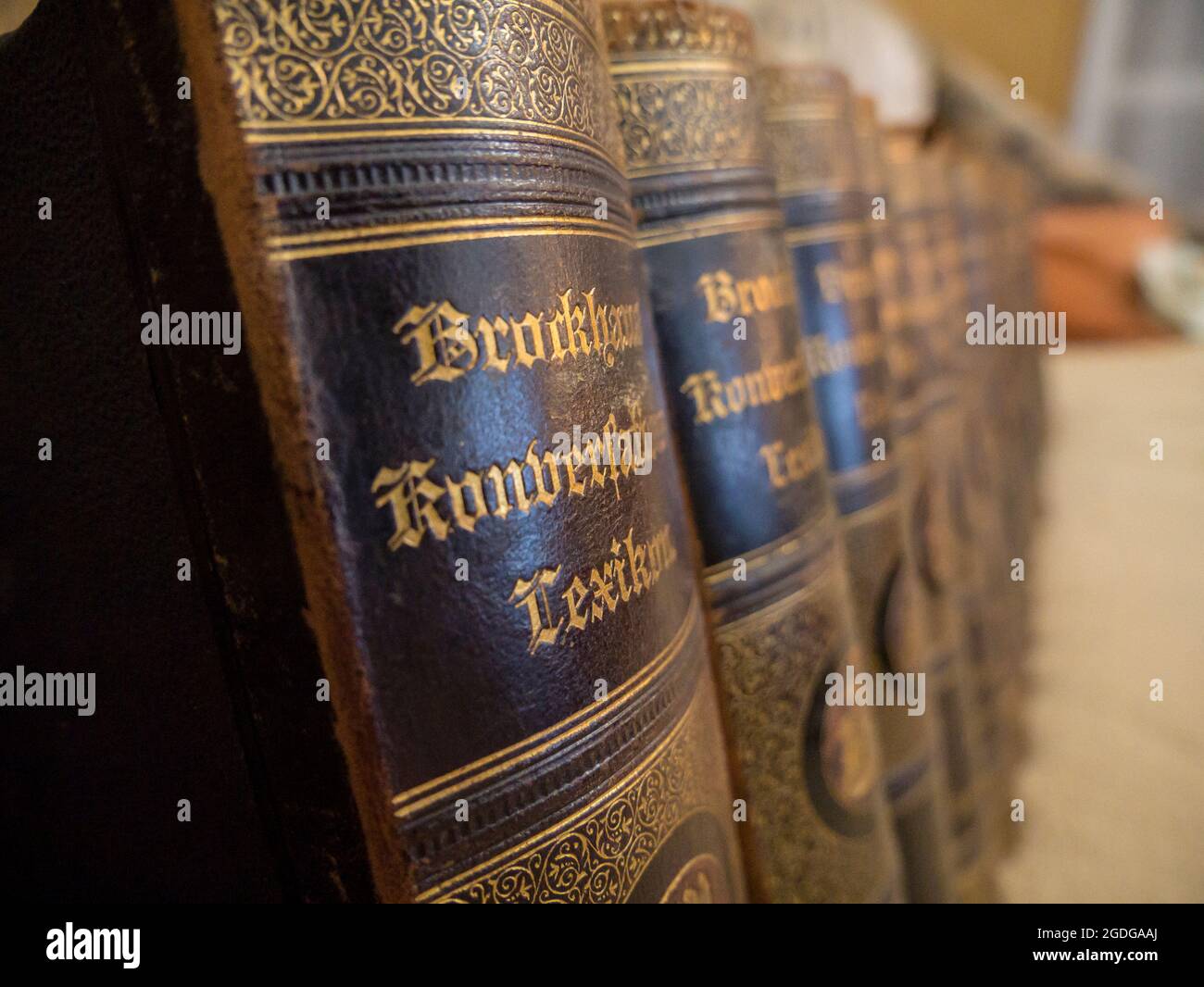 Usti nad Labem, Tschechische Republik, 03.06.2018, Nahaufnahme alter Bücher Brockhaus konversationen - Lexikon in einer Reihe. Selektiver Fokus Stockfoto