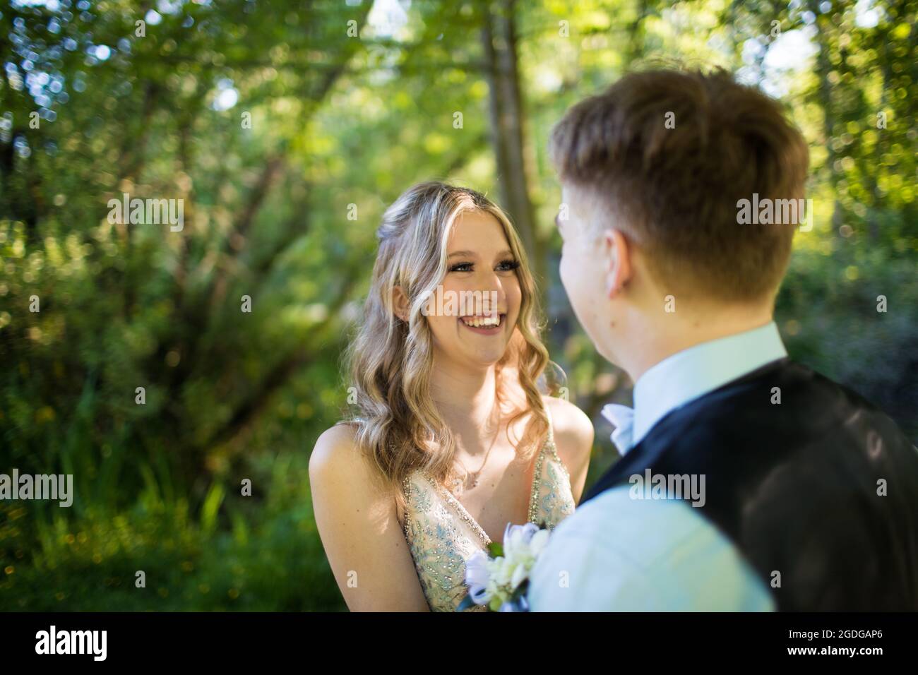 Begierig attraktive junge Frau lächelt ihren Partner in Erwartung Stockfoto