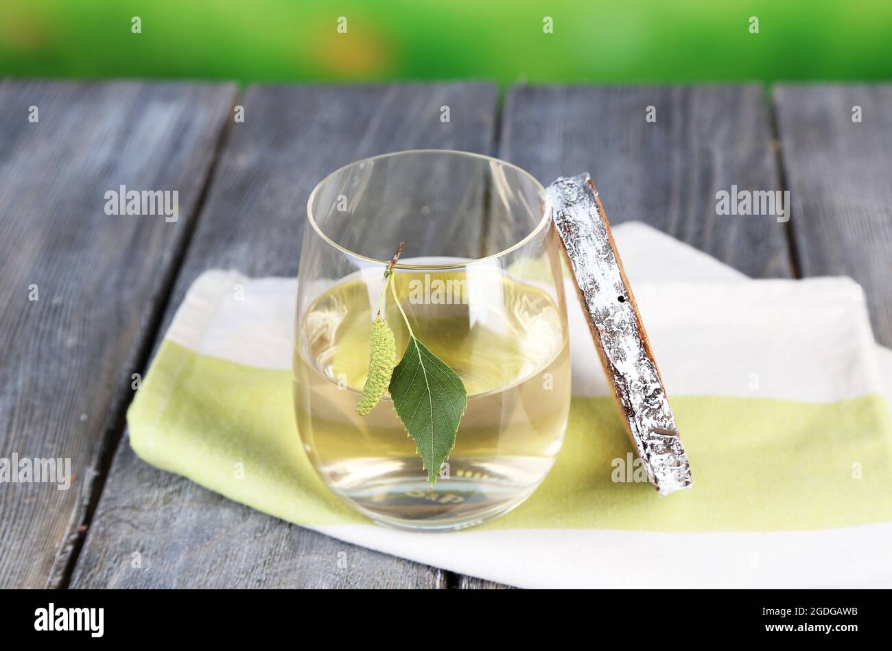 Glas frischen Birch sap auf einem Holztisch auf Natur Hintergrund  Stockfotografie - Alamy