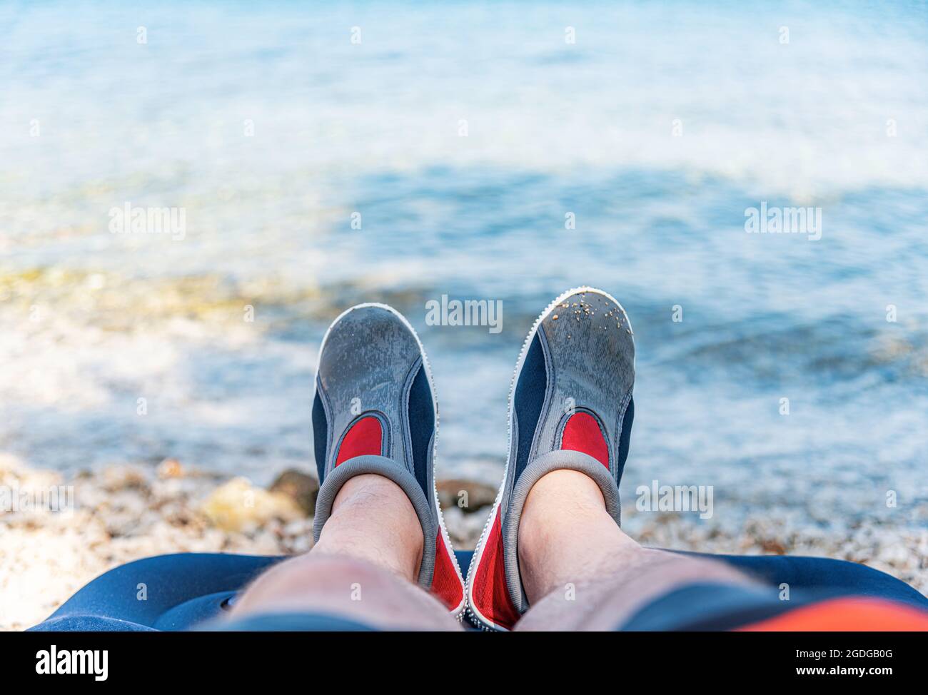 Beine eines Mannes in Schuhen zum Schwimmen. Stockfoto